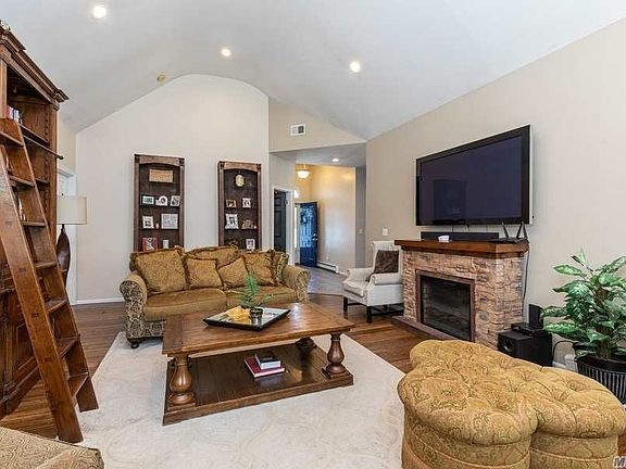 5th image of 14 Jacobsen Ct