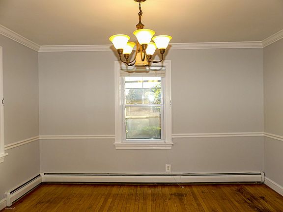 3rd image of 903 Crestview Dr