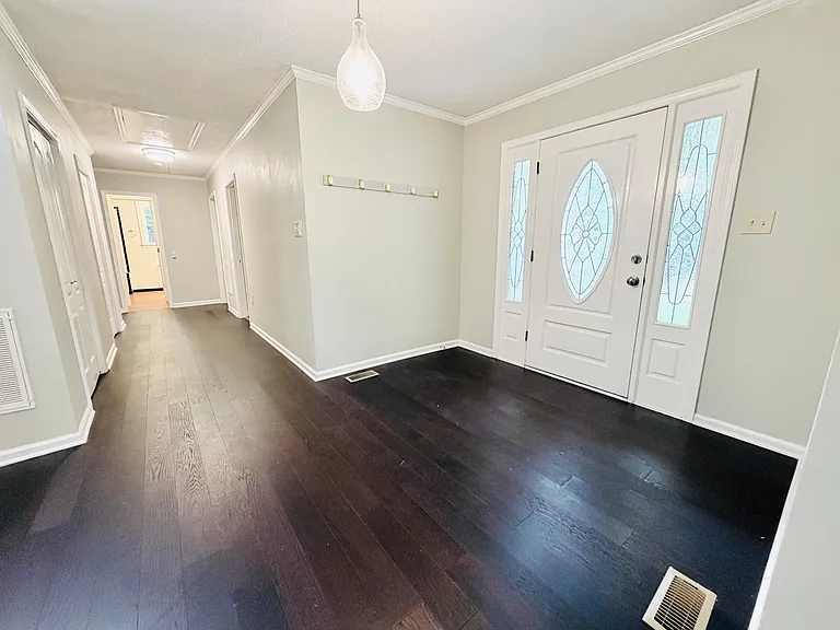 7905 Castleton Ln — Photo 9