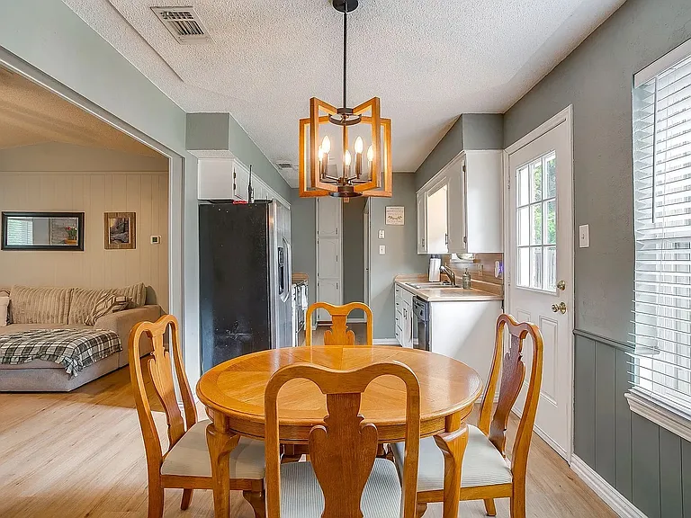 517 Post Oak Ln — Photo 6