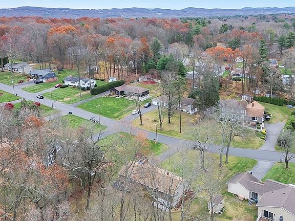 5th image of 8 Glenn Dr