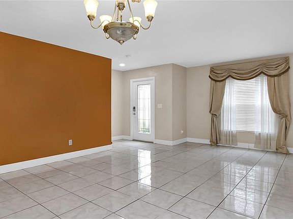 4th image of 340 Macarthur Dr