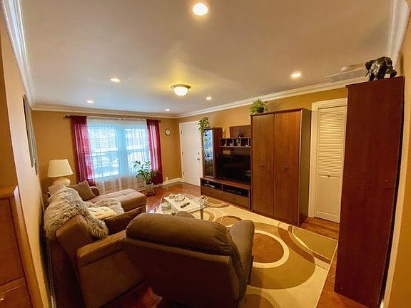 4th image of 231 Washington Sq APT B