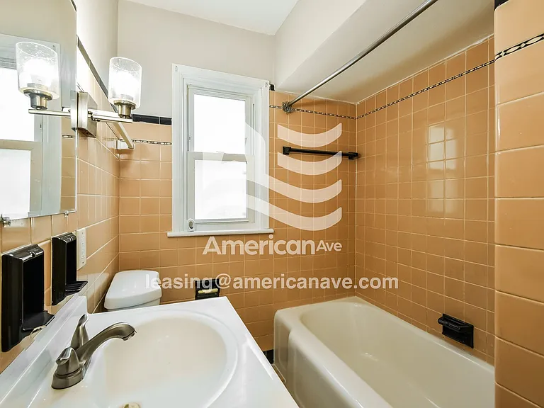 557242_009_main_bathroom_10.jpg