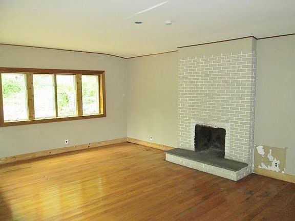 living room w/fireplace