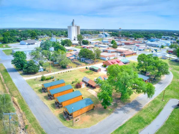 310 W Oak St, Canton, OK 73724
