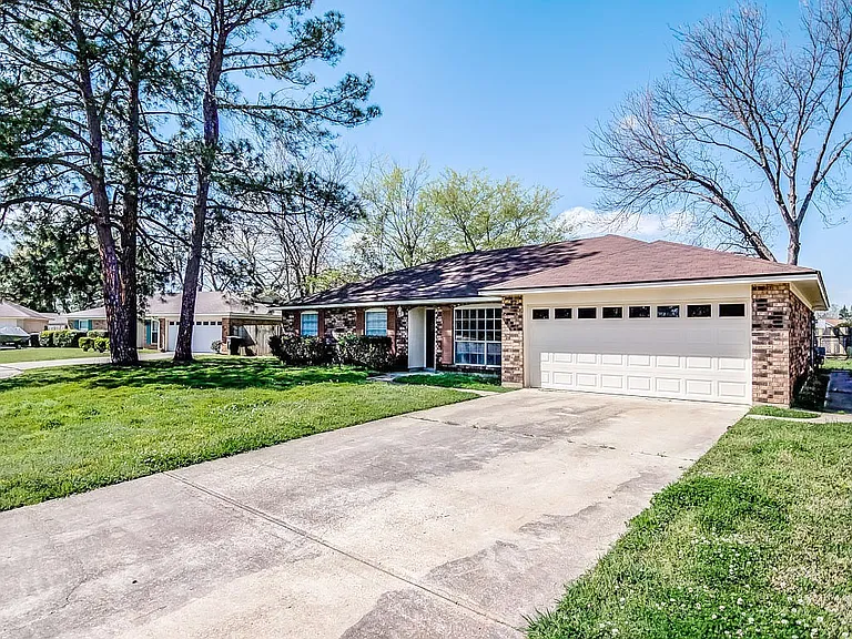1407 Akron Dr — Photo 2