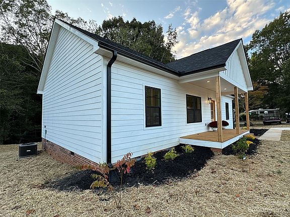 3rd image of 501 Wesley Dr