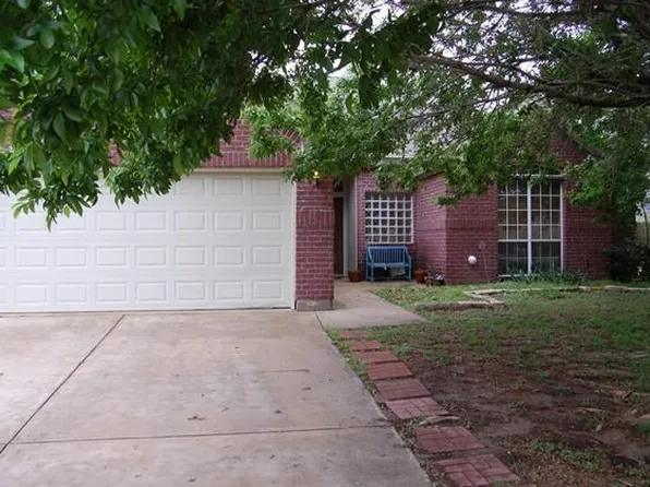 635 Yegua St, Lexington, TX 78947
