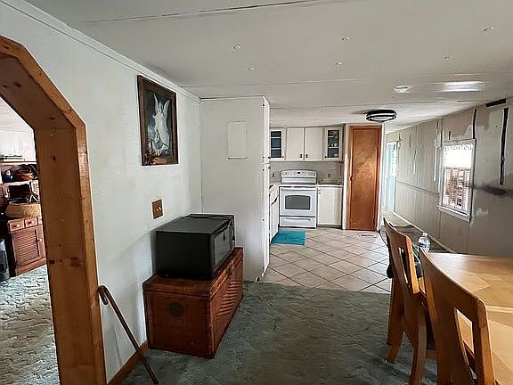 4th image of 106 Douglas St