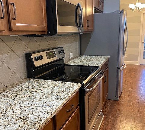5th image of 518 Vintage Green Ln
