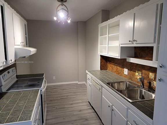 3rd image of 4200 Hillcrest Dr APT 505
