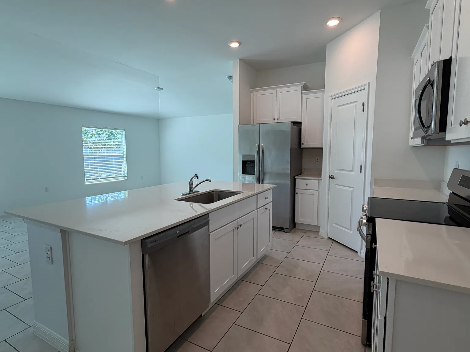 3 bed, 2.0 bath, 1555 sqft, $1,900 — Photo 3