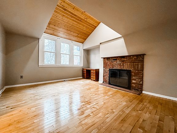 3rd image of 304 Lombard St Rear 1