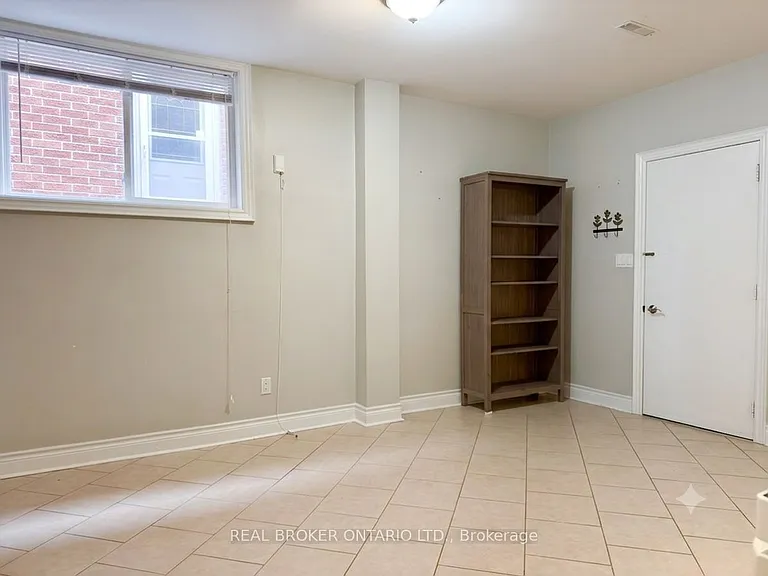 5 Twinberry Cres #LOWER — Photo 4
