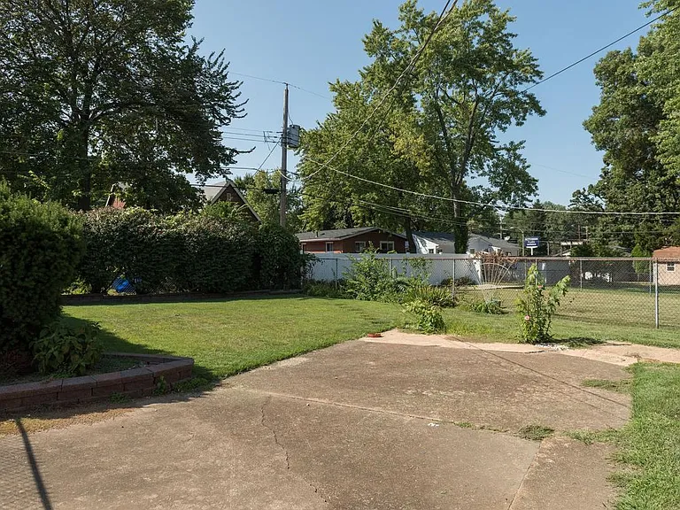 1113 Pembroke Dr — Photo 10