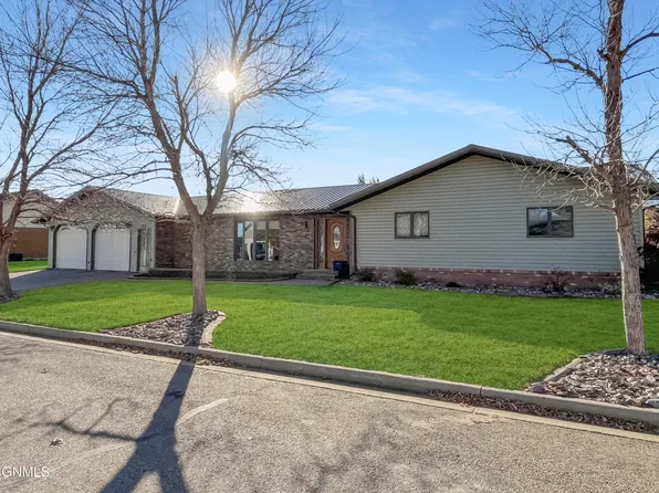 102 9th Ave SE, Crosby, ND 58730