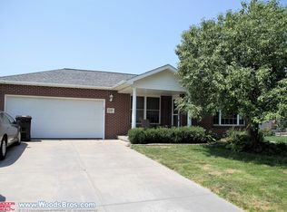 5533 Hunts Dr, Lincoln, NE 68512