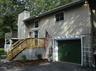 121 Saddlebrook Ln, Hawley, PA 18428