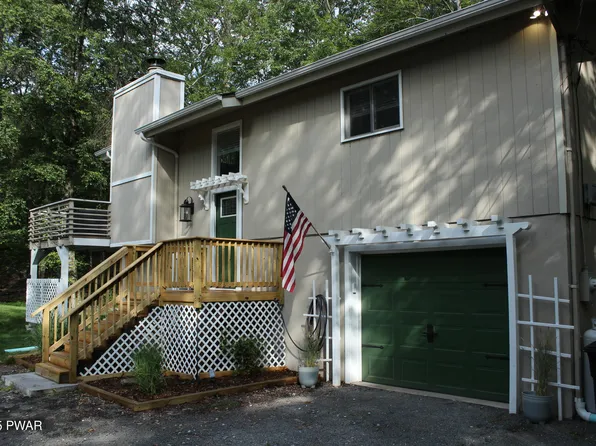 121 Saddlebrook Ln, Hawley, PA 18428