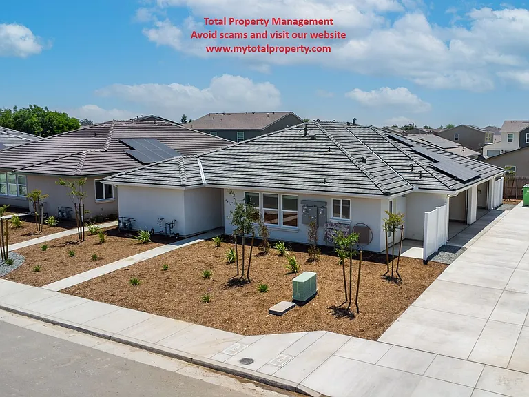 2467 Oakmont Cir — Photo 1