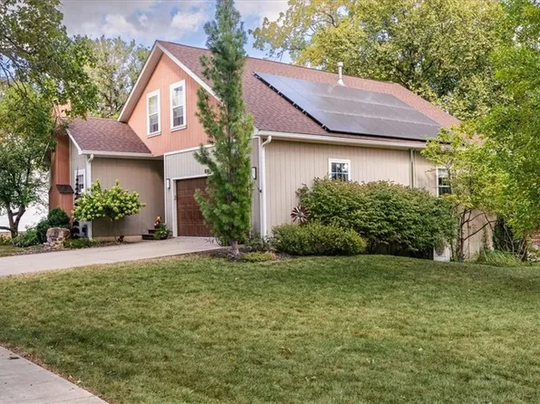 1018 8th St, Baldwin City, KS 66006