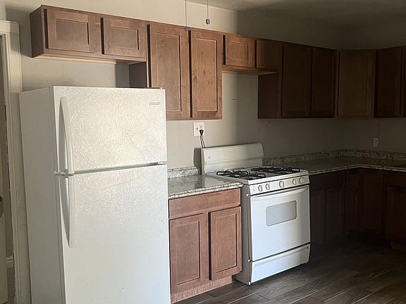 3rd image of 3543 E Yale St