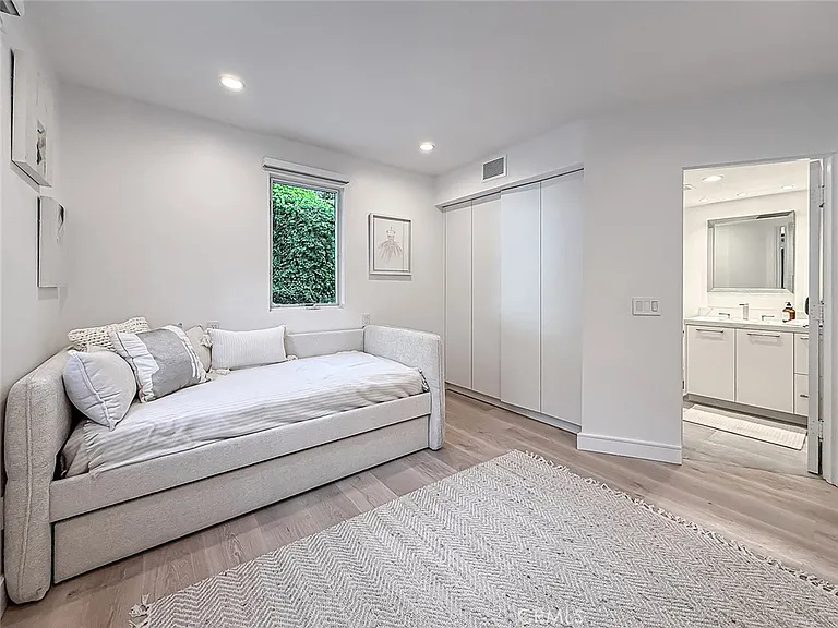 4266 Louise Ave — Photo 20