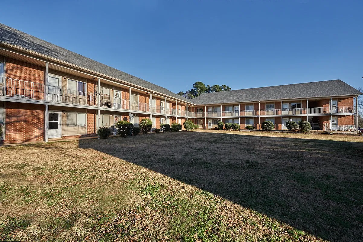 2 bed, 1.0 bath, 920 sqft, $1,000 — Photo 2