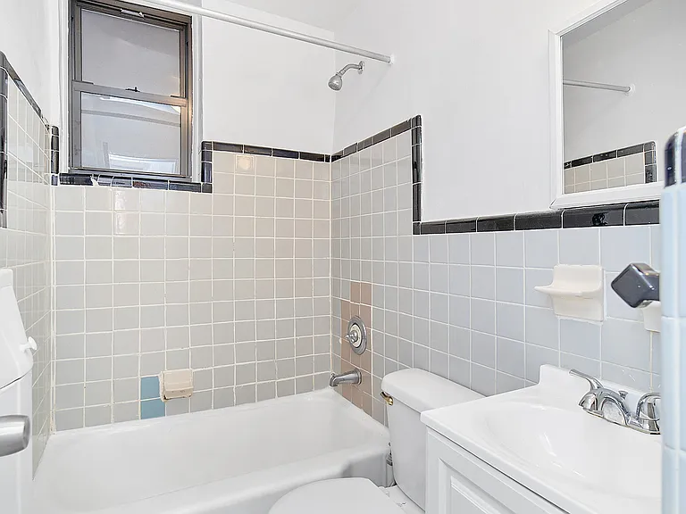 353 W 44th St #1E — Photo 8