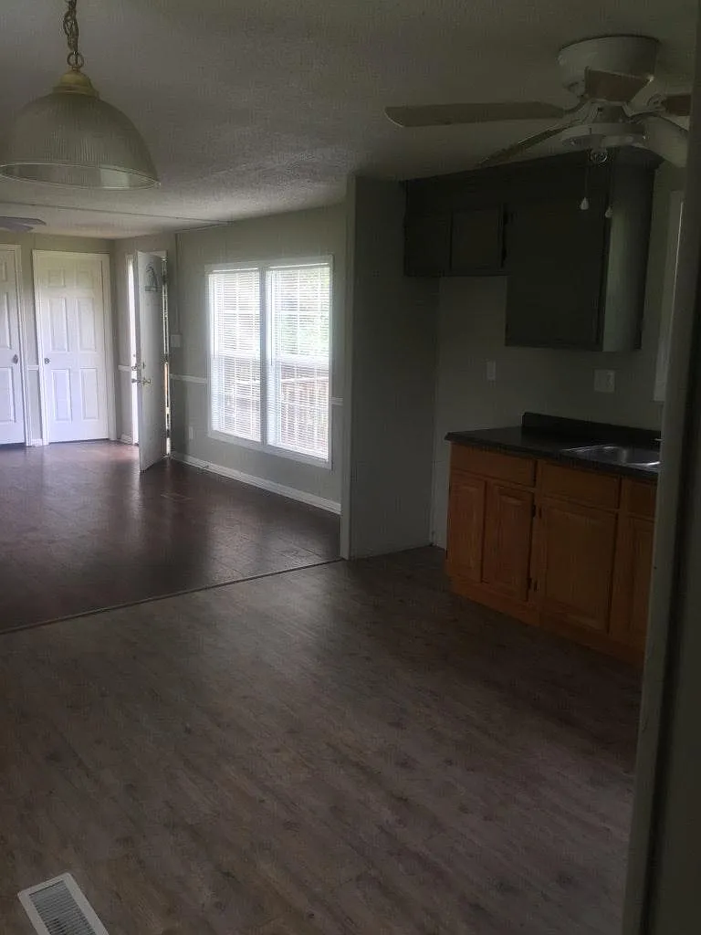 3 bed, 1095 sqft, $1,350 — Photo 3