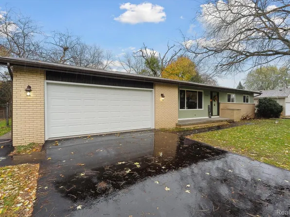1440 Schafer Dr, Burton, MI 48509