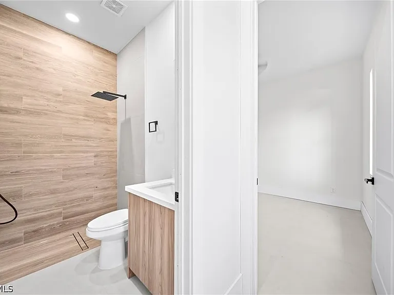 1805 W 10th St — Photo 17