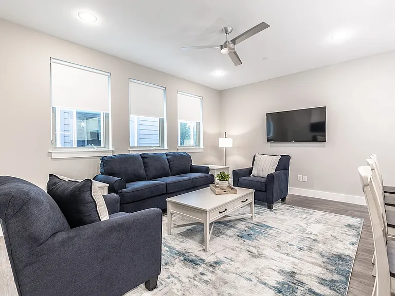 1112 Galveston Ave #4 — Photo 2