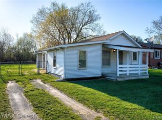 2176 Lauderdale St, Flint, MI 48532