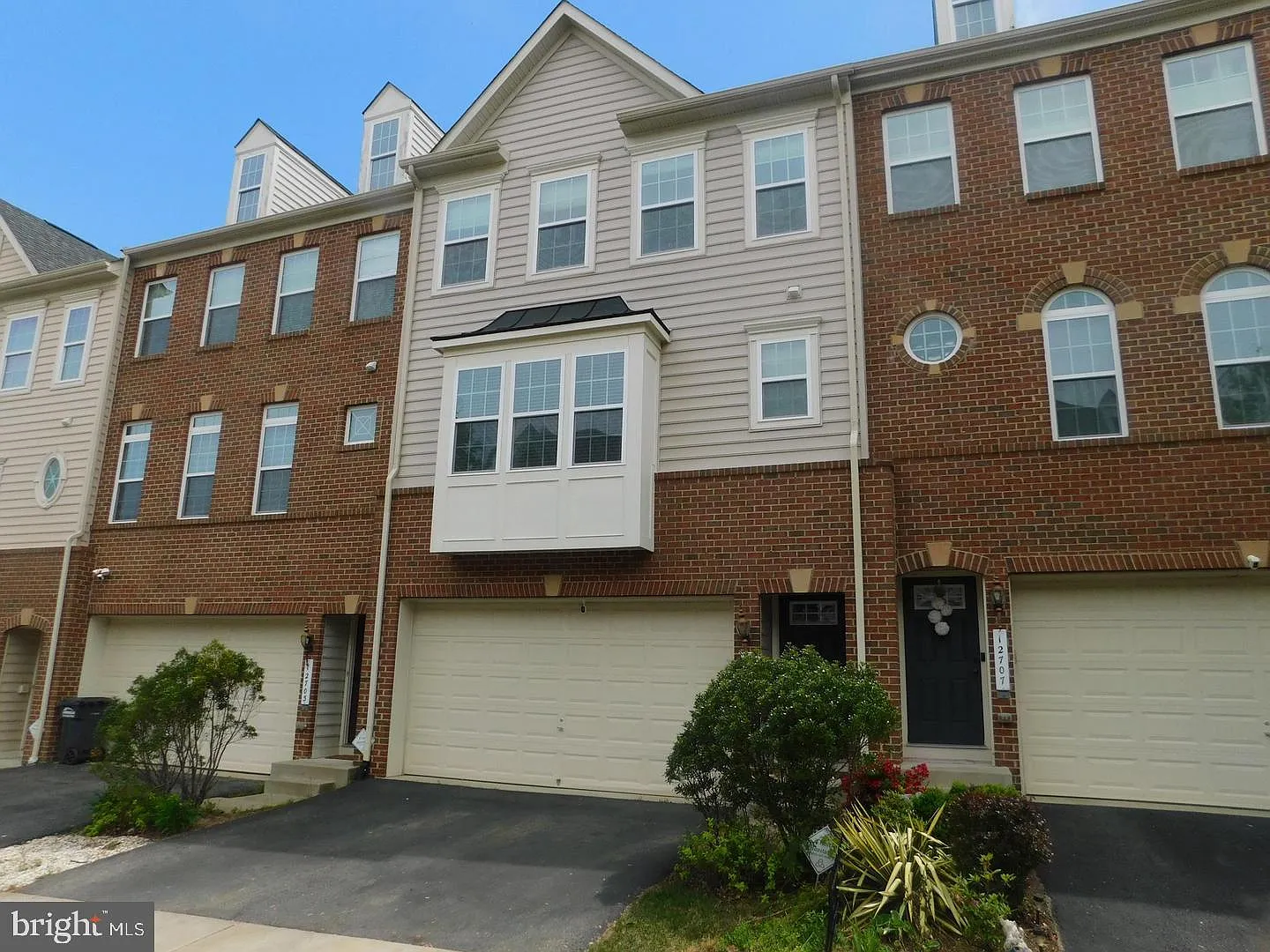 3 bed, 3.5 bath, 2822 sqft, $3,300 — Photo 4