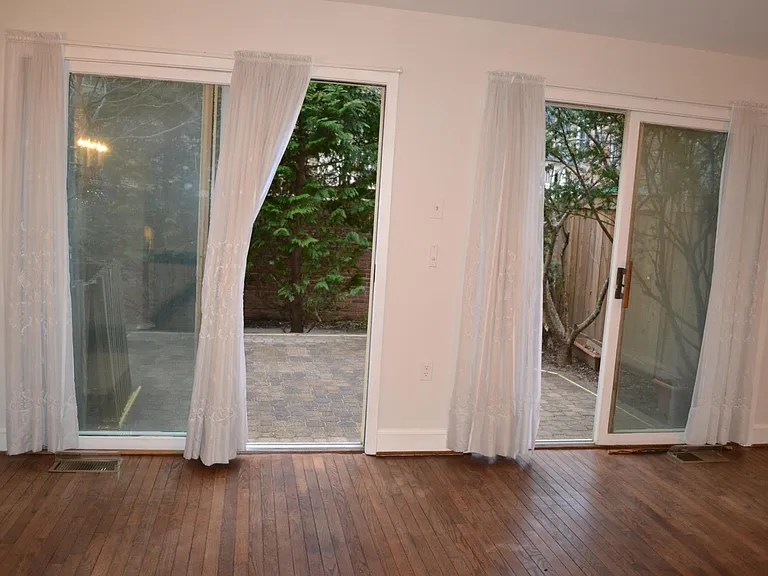 4343 Embassy Park Dr NW — Photo 14