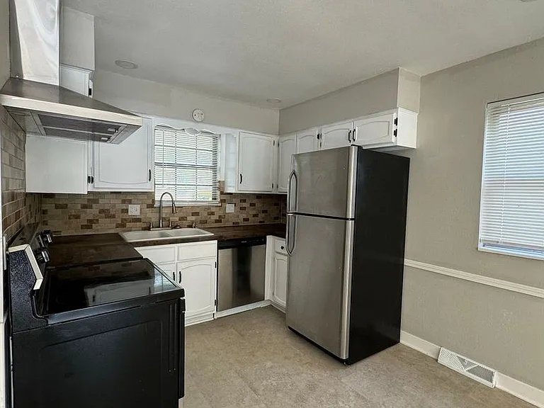 1112 E South Ave — Photo 4