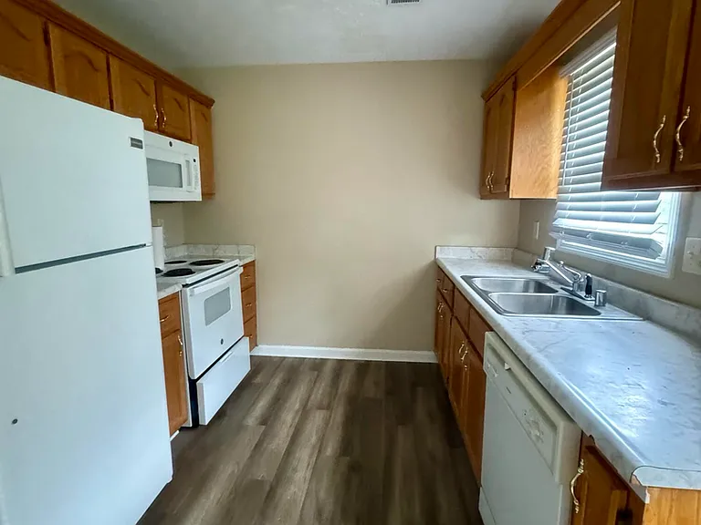 2031 Edgewood Dr — Photo 4