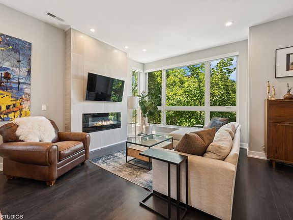3rd image of 1519 N Wood St #2
