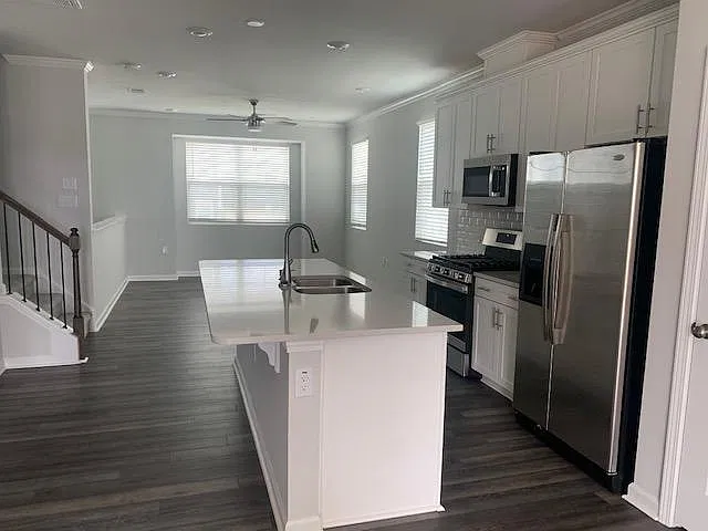 3 bed, 3.5 bath, 1818 sqft, $2,075 — Photo 2