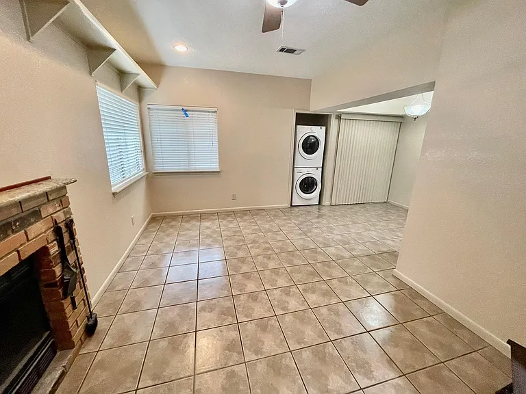 421 W San Antonio St #J1 — Photo 10