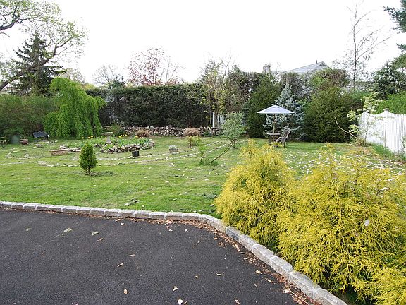 4th image of 18 Easton Ave