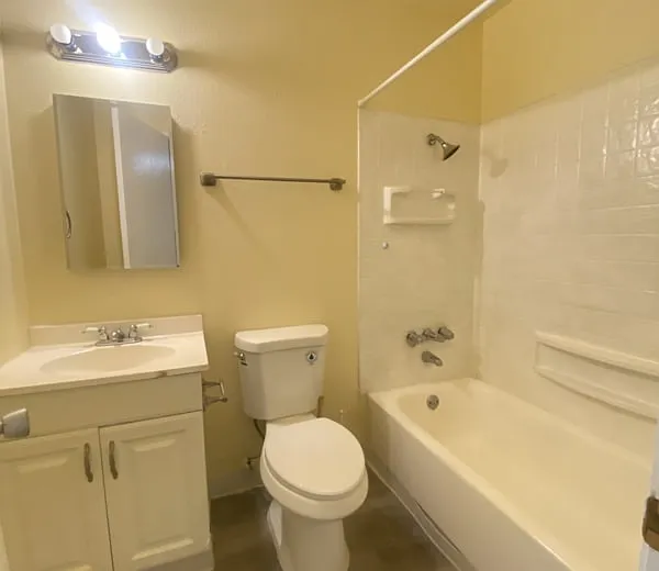 322 W Oak St #A — Photo 6
