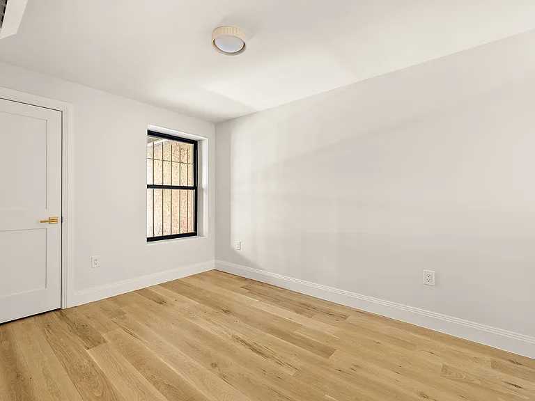 599 Van Buren St #GARDEN — Photo 4