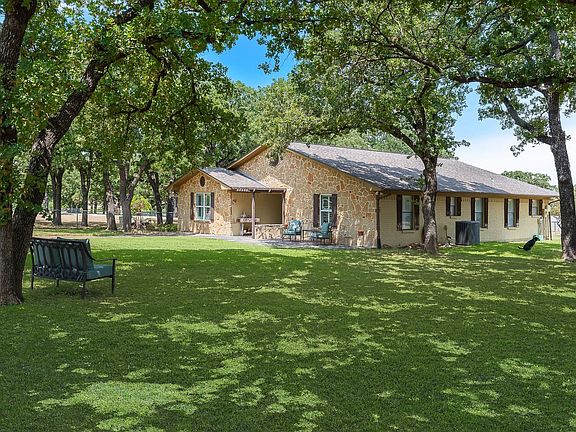 3rd image of 703 Robin Ln