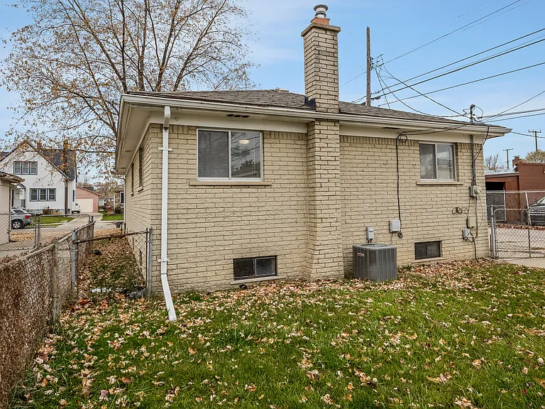 22538 Brittany Ave — Photo 16