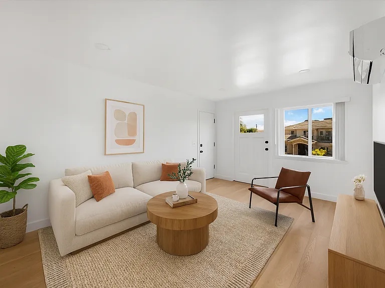 15 Christina St — Photo 2