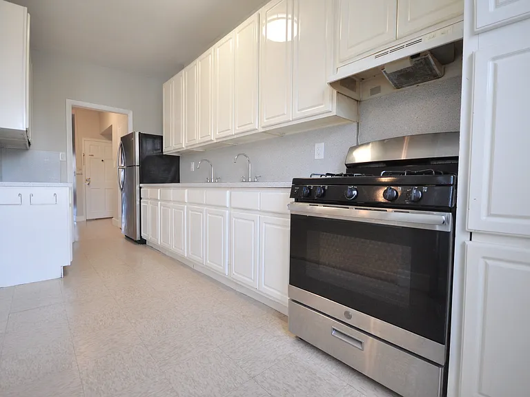 330 Albany Ave #3 — Photo 4