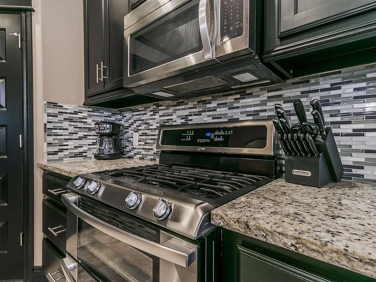 4 bed, 2288 sqft, $4,800 — Photo 4